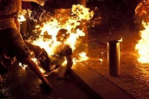 İsrailli protestocu kendini yaktı