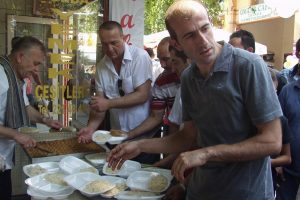 Tahtakale esnafı 41 &ccedil;ocuğu s&uuml;nnet ettirdi