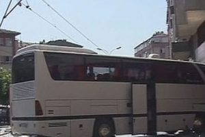 Yolcu otob&uuml;s&uuml; tramvay durağına girdi