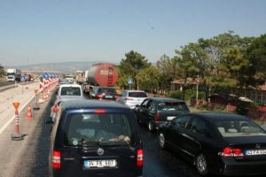 Tatilcilerin otoban &ccedil;ilesi