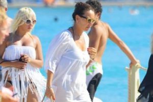 Demet bikiniden ka&ccedil;ıyor