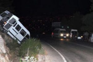 Askerleri taşıyan ara&ccedil; u&ccedil;uruma yuvarlandı