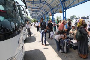 Sıcaktan bunalan sahille ka&ccedil;ıyor