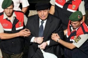 H&uuml;seyin &Uuml;zmez yeniden cezaevinde