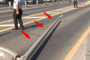 Şimdi de metrob&uuml;s yoluna bir direk devrildi
