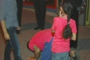 Kaybolan kızına kavuşan Kuveytli babadan ş&uuml;k&uuml;r secdesi