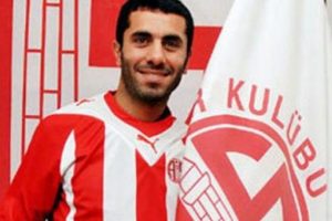 Falcıya inandı, eşini d&ouml;vd&uuml;!
