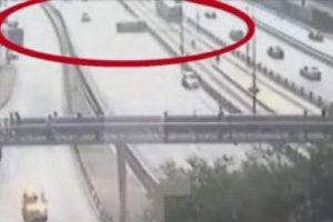 Metrob&uuml;s bariyerlerine b&ouml;yle daldı!