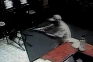 Yaşlı adam 2 hırsızı kurşun manyağı yaptı