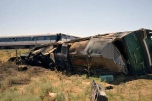 Mısır'da yolcu treni devrildi