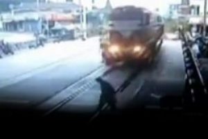 Mısır'da yolcu treni devrildi