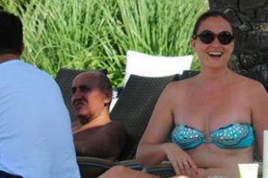 &Uuml;nl&uuml; oyuncu bikiniyle yakalandı