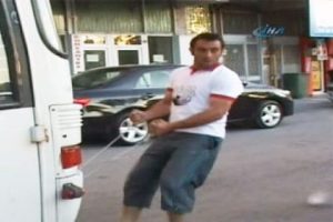 Ser&ccedil;e parmağıyla minib&uuml;s &ccedil;ekti!