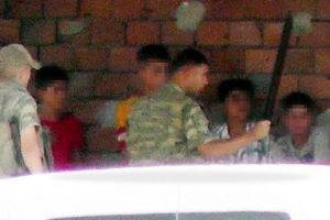 Askerden &ccedil;ocuklara sıra dayağı