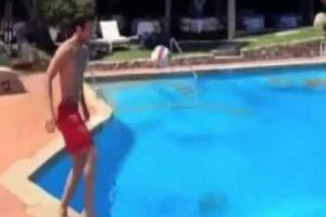 Fabregas'tan s&uuml;per havuz şovu!