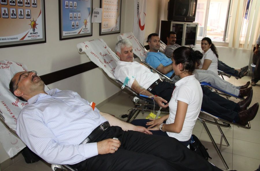 AK Partililerden Kızılay'a 76 &uuml;nite kan