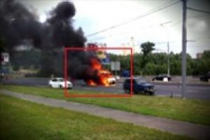 Bomba gibi patlayan otomobil kamerada