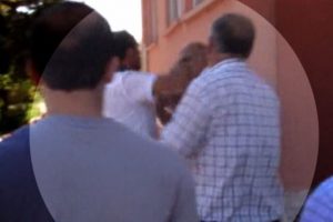 Muhtar muhabire saldıran belediye &ccedil;alışanını yumrukladı