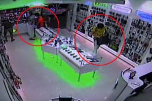 &Ccedil;aldığı telefon kılıfını i&ccedil; &ccedil;amaşırına sakladı