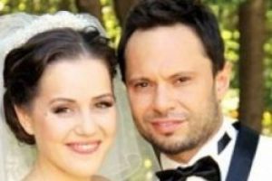 &Ouml;zg&uuml;n evlendi