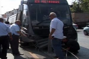 Metrob&uuml;s yoldan &ccedil;ıktı!