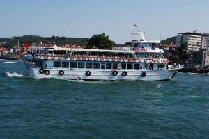 Risk altındaki &ccedil;ocuklar polislerle k&ouml;rfez turuna &ccedil;ıktı