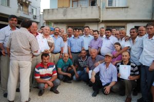 Mahalle sakinlerinin tapu sevinci