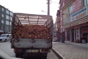 İneg&ouml;l'de g&uuml;nl&uuml;k 10 bin ekmek &ccedil;&ouml;pe gidiyor