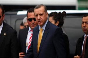 Anne-babasının mezarlarını ziyaret etti