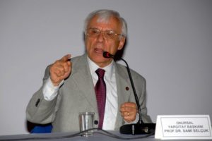 Bir partiye girmeyi d&uuml;ş&uuml;nm&uuml;yorum