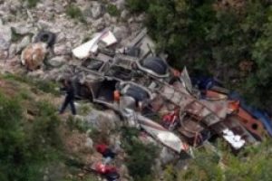 Otob&uuml;s u&ccedil;uruma yuvarlandı: 21 &ouml;l&uuml;