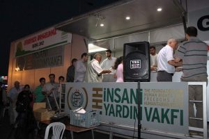 İftar TIR'ına yoğun ilgi