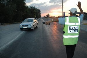 Polisten s&uuml;r&uuml;c&uuml;lere ceza değil iftar