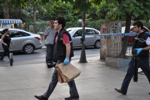 Banka &ouml;n&uuml;nde bomba paniği