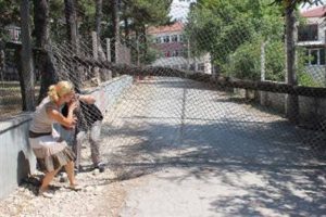 'Okul girişi benim' dedi kapattı!