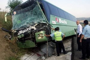 Otob&uuml;s TIR'a &ccedil;arptı, bu hale geldi