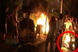 O protestocu yanarak &ouml;ld&uuml;
