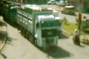 &Uuml;zerinden TIR ge&ccedil;en kadın o anları anlattı