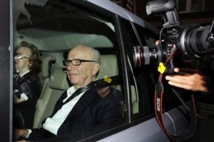 Murdoch istifa etti