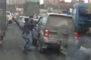 Trafikte duran aracı b&ouml;yle gasp ettiler