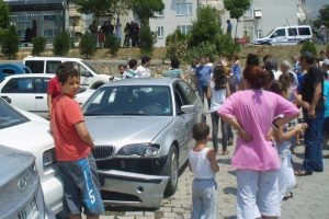 Virajı alamayan s&uuml;r&uuml;c&uuml; park halindeki ara&ccedil;lara &ccedil;arptı