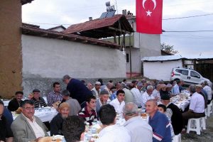 Bu k&ouml;yde evde iftar a&ccedil;mak yasak