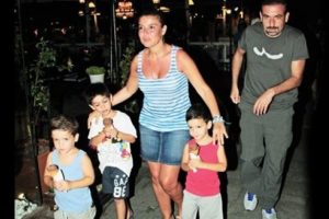 Boşanan &uuml;nl&uuml; &ccedil;ift objektif karşısında