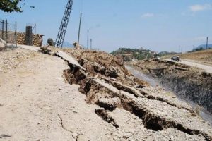 Yol yapılırken &ccedil;&ouml;kt&uuml;, evler tahliye edildi