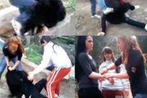 Mezarlıkta kızı hem d&ouml;v&uuml;p hem kaydettiler