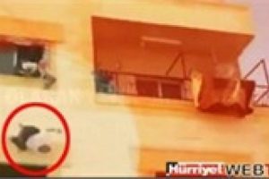 Esad yanlısını b&ouml;yle aşağı attılar