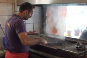Kebap kokusu y&uuml;z&uuml;nden karakolla başı derde girdi