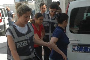 Sahte bayan polisler ger&ccedil;eğine tosladı