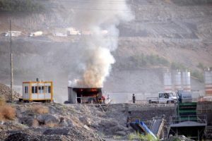 Şantiye basıp ateşe verdiler