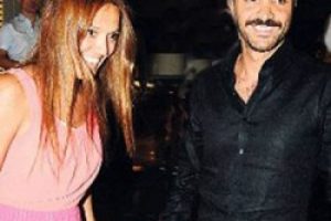 Demet Akalın bebek mi bekliyor?